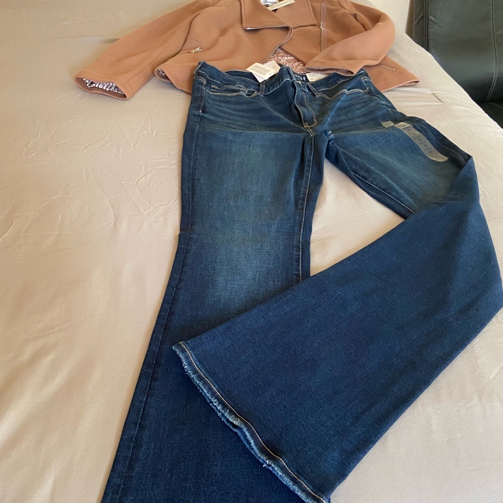 New with tag American Eagle women blue jeans